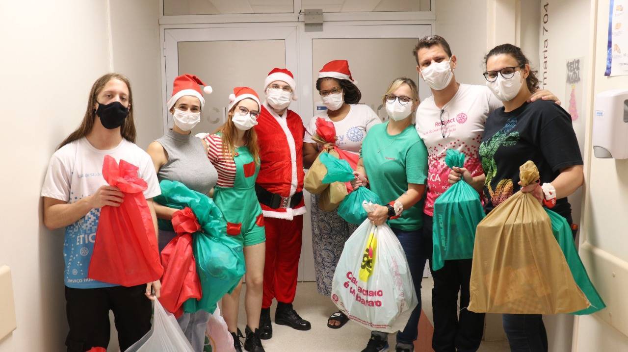 Família Rotária de São José do Rio Preto Integração entregaram presentes no HCM e para o Centro Social Estoril com a presença do Papai Noel