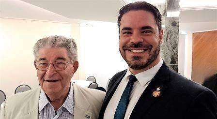 Dauto de Almeida Campos e Murillo Alvarez Alves, dirigentes rotários, iniciando os preparativos para conferência