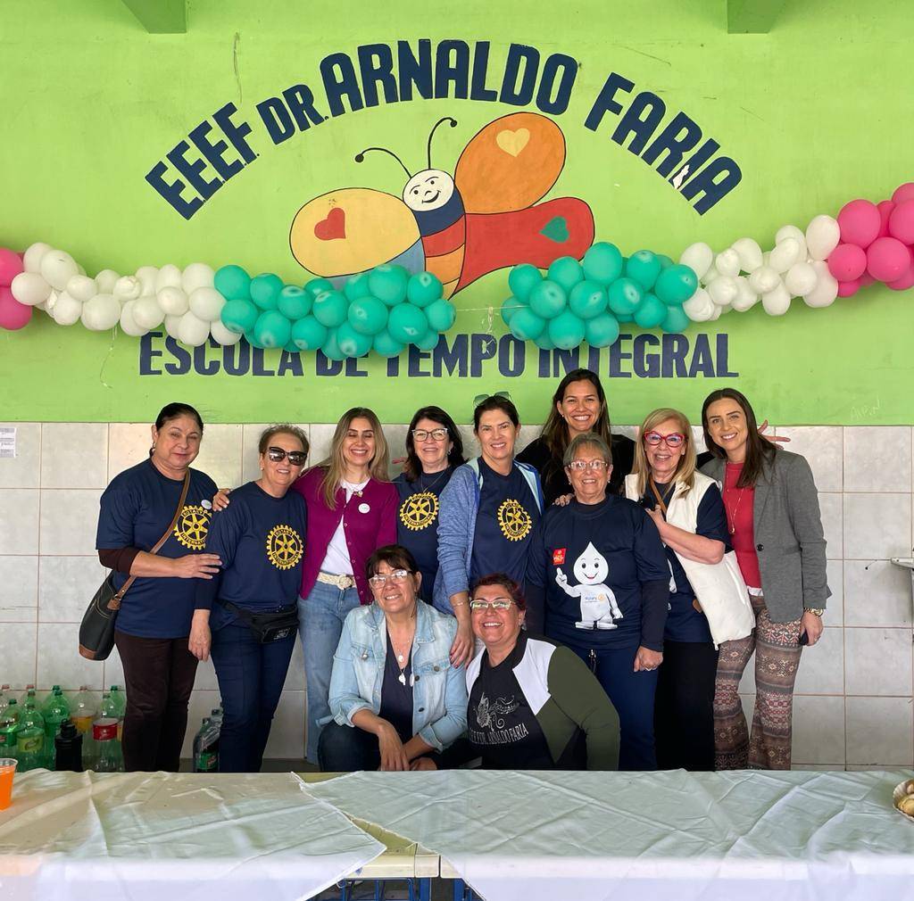 Companheiras do Pampa com a diretora da Escola E.E.F. Dr. Arnaldo Faria durante Festa do Dia das Crianças
