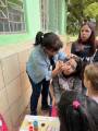 Nossa artista Companheira Graciela fazendo pinturas faciais nas crianças