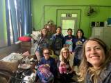 Companheiras entregando a arrecadação do Projeto: Mochila e Pisante Amigo