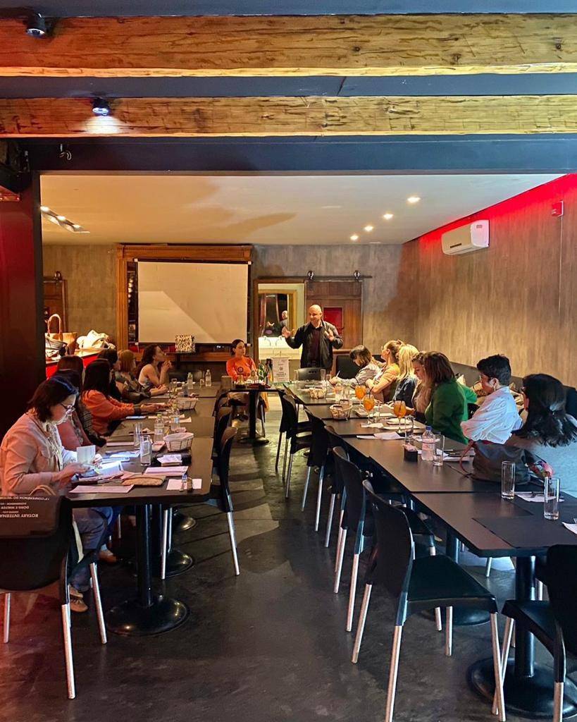 Governador André Vilaverde em conversa sobre o Rotary para o RC Pampa