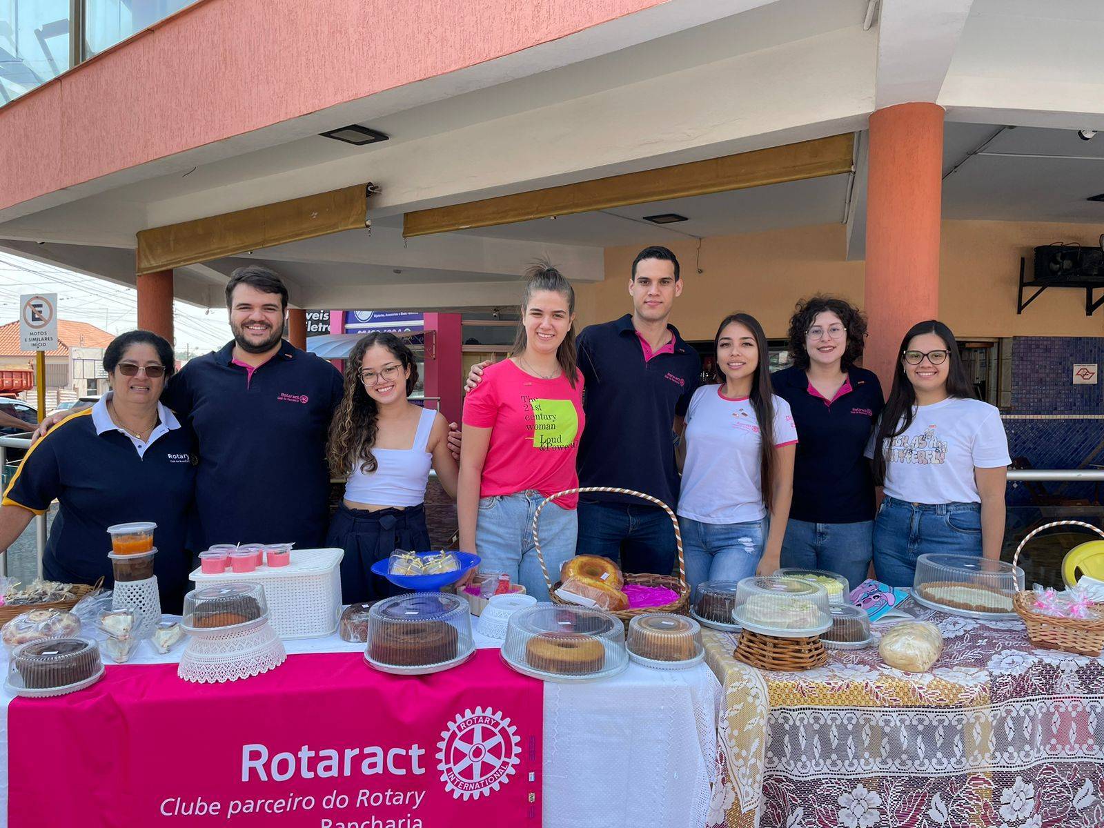 Mesa posta com todos os doces arrecadados e prontos para a venda