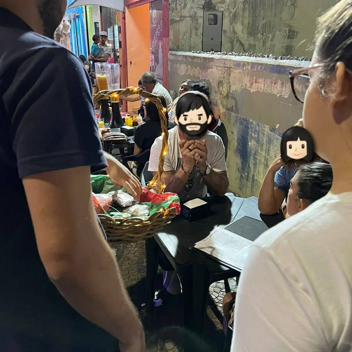 Associados vendendo doces