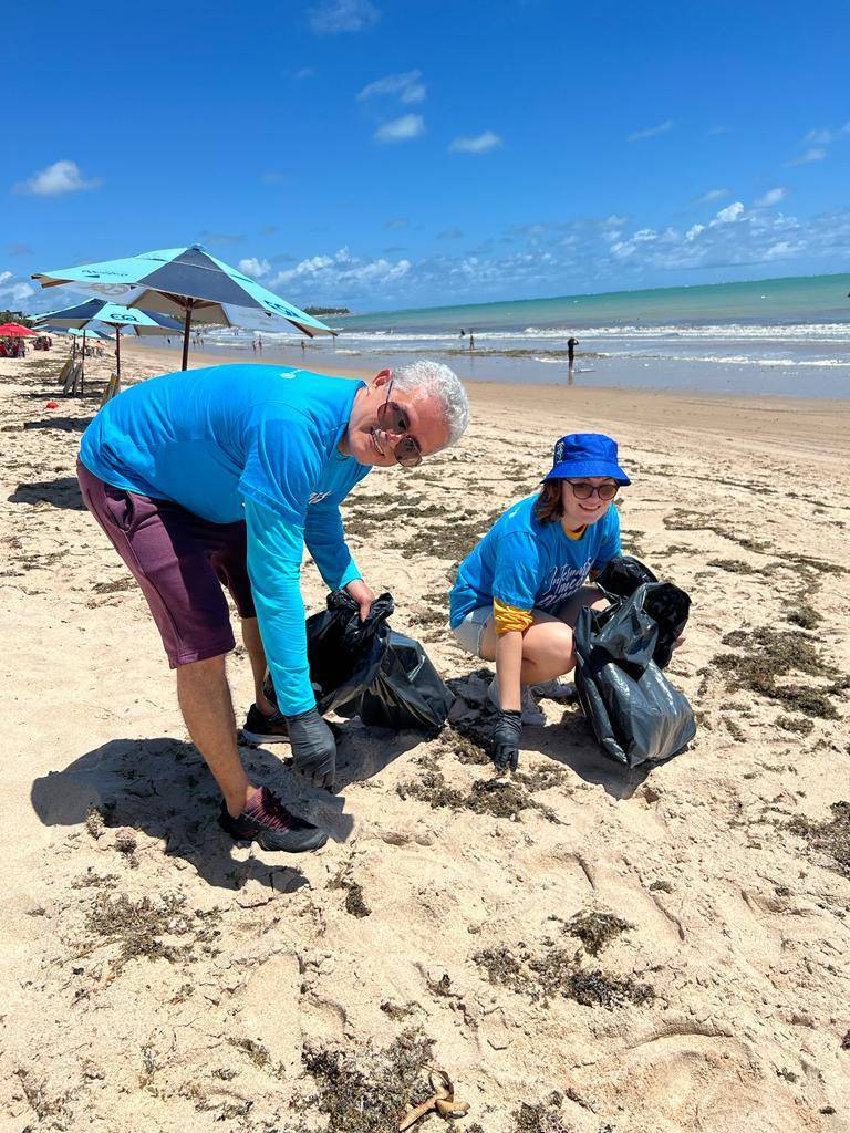PARTICIPAÇÃO DE INTERCAMBISTA EM MUTIRÃO DE LIMPEZA
