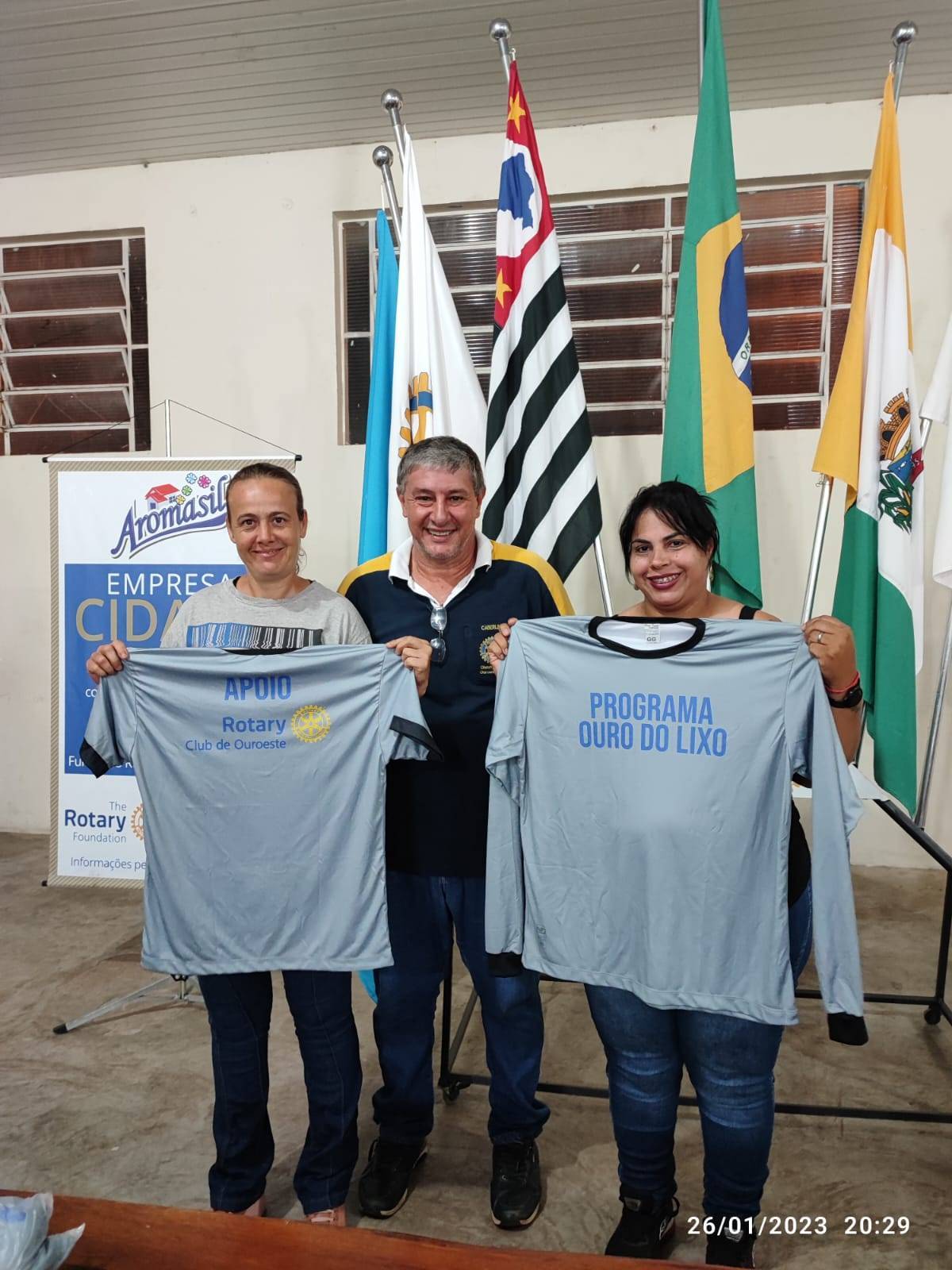 Entrega de 19 camisetas 100% poliéster para as representantes do programa "Ouro do Lixo" de Ouroeste.