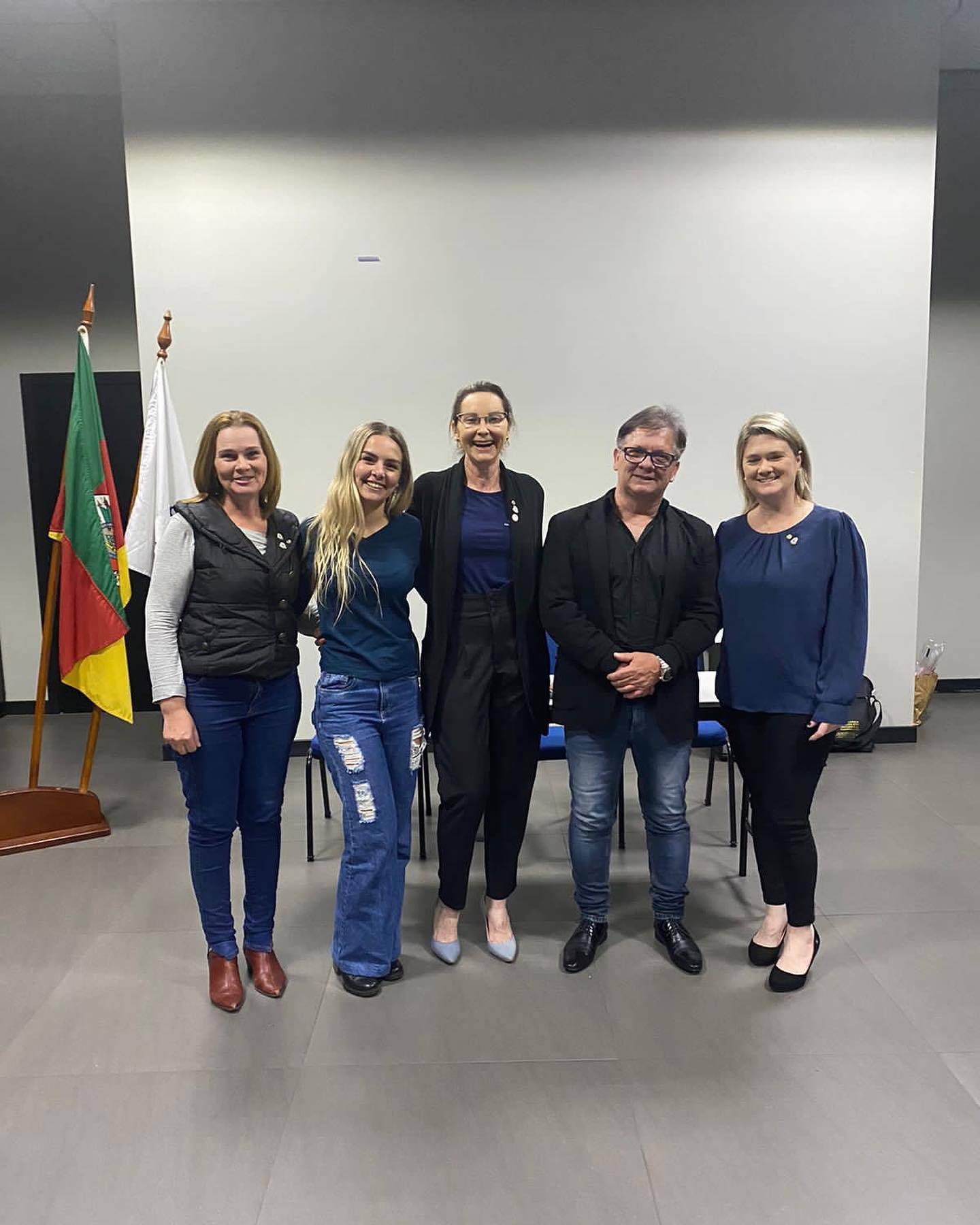 Na foto, da esquerda para a direita, companheira Simone Horn com sua afilhada Giovana Giovanella, ao centro a presidente Cláudia Foletto e a direita a companheira Débora Becker e seu afilhado Mauro Mallmann.