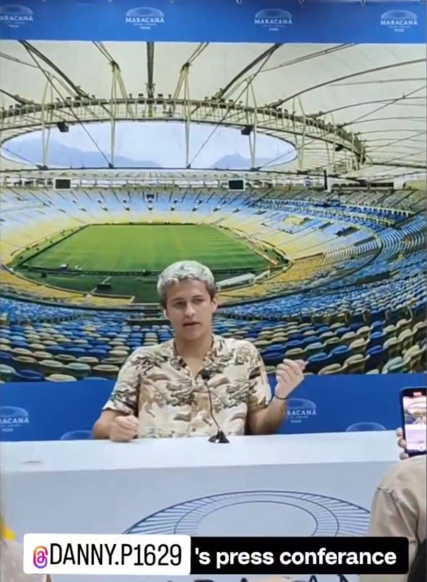 Entrevista coletivas do nosso jovem Daniel, no estado do Maracanã, no Rio de Janeiro, durante a grande viagem pelo Brasil.