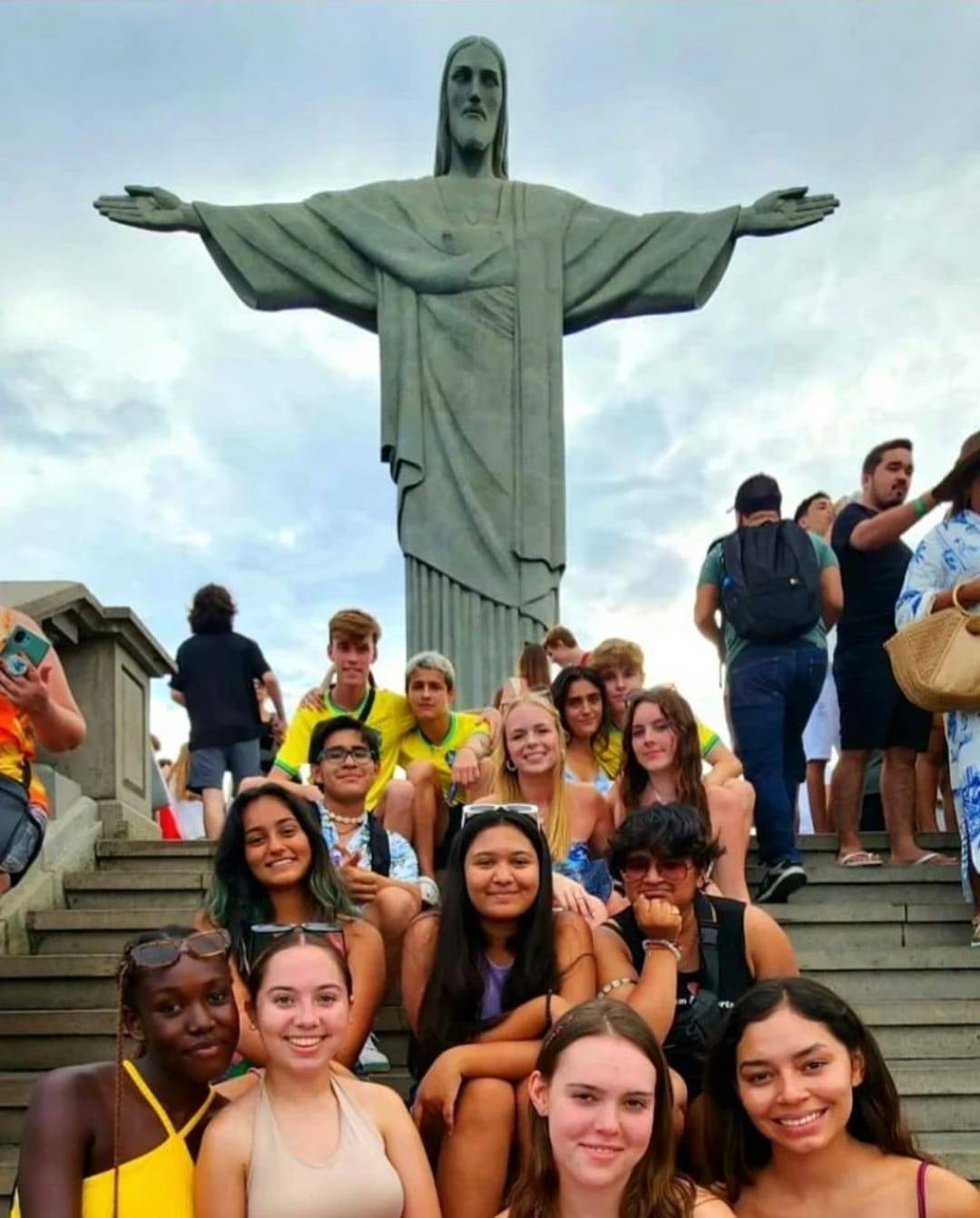 Nossos intercambistas tiraram a clássica foto no Cristo Redentor, no Rio de Janeiro