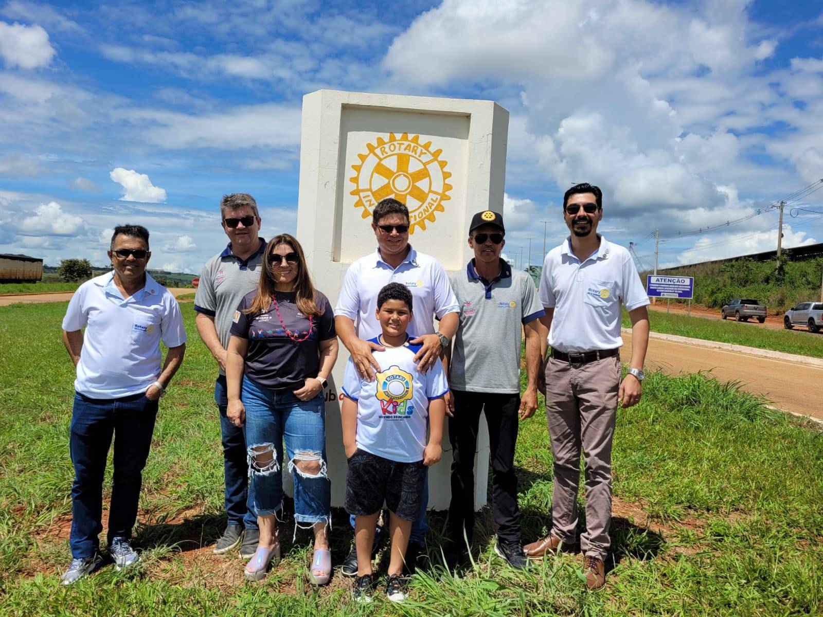 Governador Paulo Simões e a Coordenadora das Casas da Amizade Cátia Simões visitam o Rotary Club de Coromandel