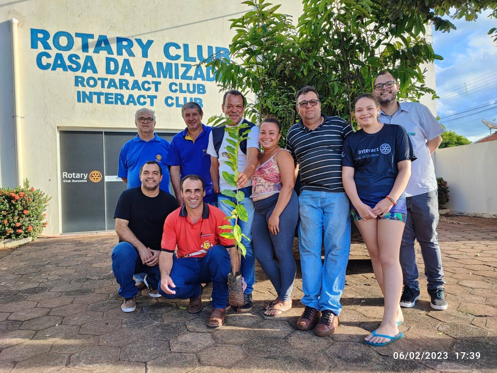 O Rotary Club de Ouroeste fez doação de 50 mudas de árvores frutíferas ao Sr Lourival Ribeiro do Santos ,um grande protetor do meio ambiente que serão plantadas às  margens de estradas e rodovias de nosso município