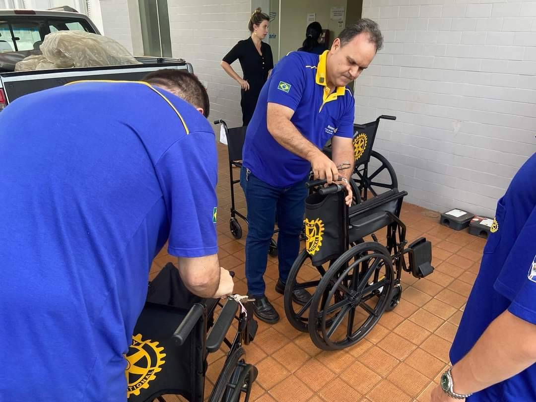 Rotary Club de Bariri 16 de Junho realiza doação de cadeiras de roda e cadeiras de banho para Santa Casa da cidade.