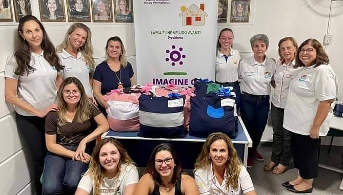 A Casa da Amizade de Itápolis entregou hoje, 17.02.23, à Santa Casa de Misericórdia e Maternidade Dª Julieta Lyra, 10 kits de maternidade