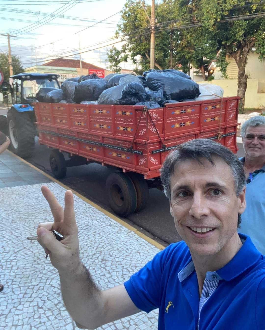 O Rotary Club de Bariri acaba de carregar o caminhão com os blisters