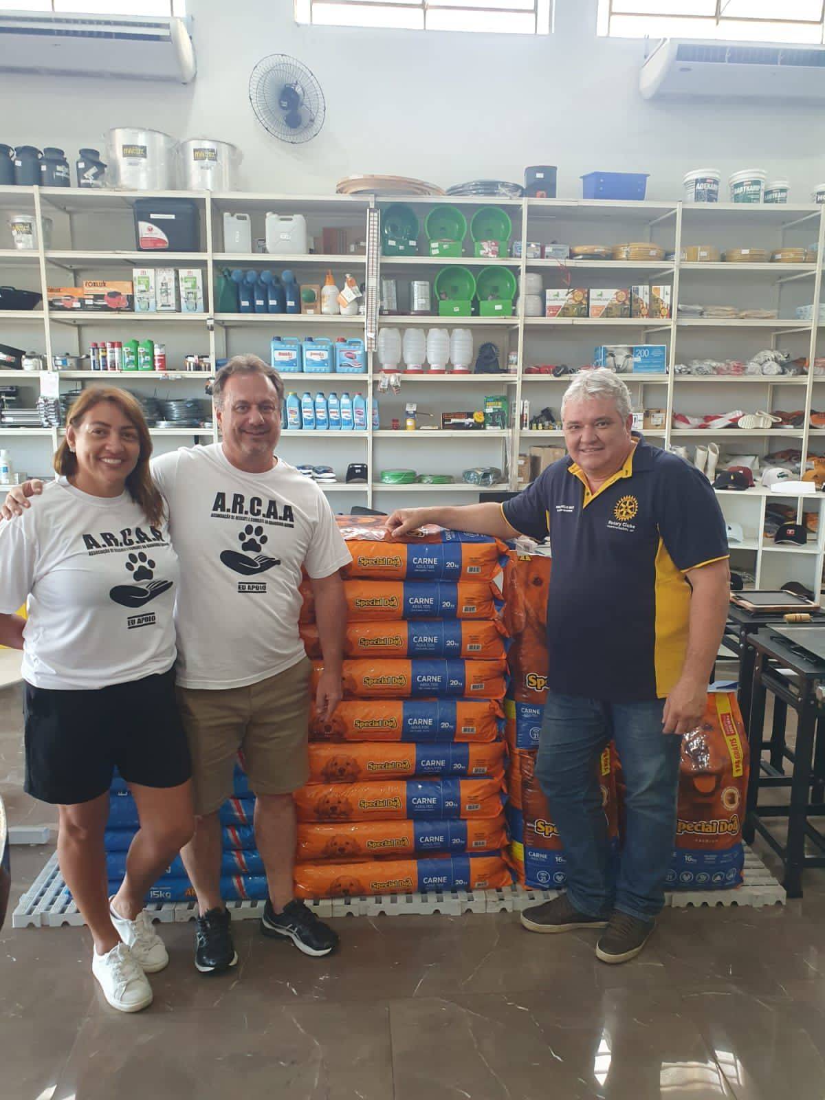 Rotary Club de Monte Aprazível, entrega sacos de rações para a A.R.C.A.A (Associação de Resgate e Combate ao Abandono Animal)