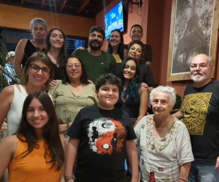 Intercambista Ishani da Índia comemorou seu aniversário reunindo suas famílias hospedeiras de um modo bem brasileiro: comemorando numa pizzaria