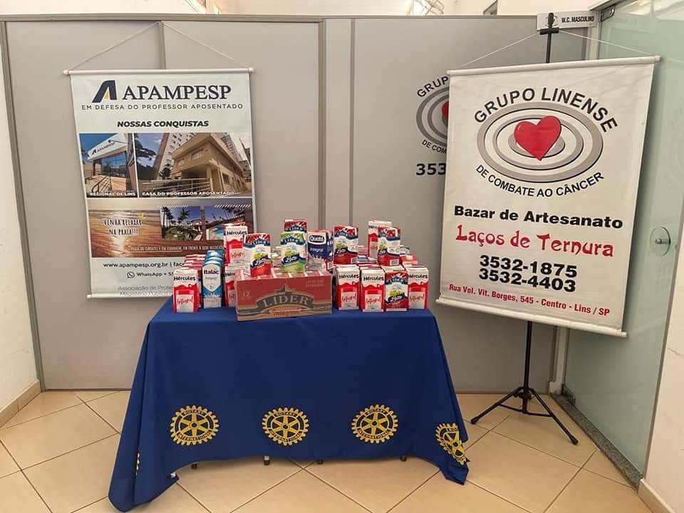 Na manhã desta quinta-feira, os Rotary Club de Lins, Lins Norte e Lins Sul, juntamente com a APAMPESP, entregaram dezenas de litros de leite, arrecadados no Carnaval solidário, ao Grupo Linense de Combate ao Câncer.