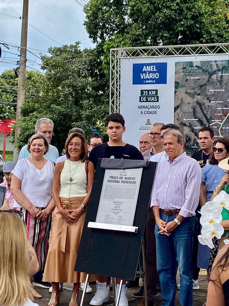 Em comemoração ao aniversário de 171 anos de fundação da cidade de São José do Rio Preto, a Prefeitura, por meio da Secretaria de Serviços Gerais, inaugurou neste sábado, dia 4 de março, às 10h30, a Praça Dr. Rubens Santana Thevenard.