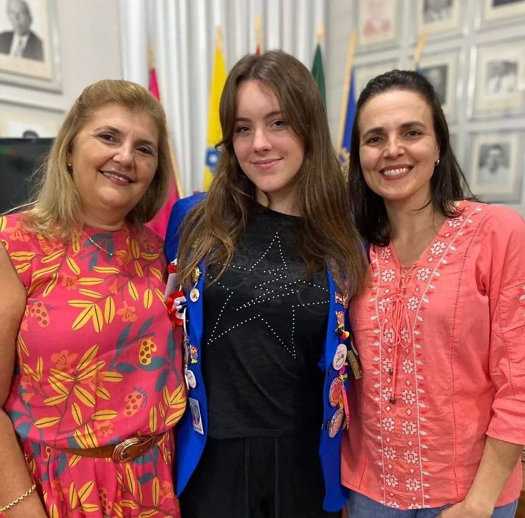 Nossa jovem francesa Molly que está em Tanabi, realizou a sua apresentação de intercambista para a família Rotária