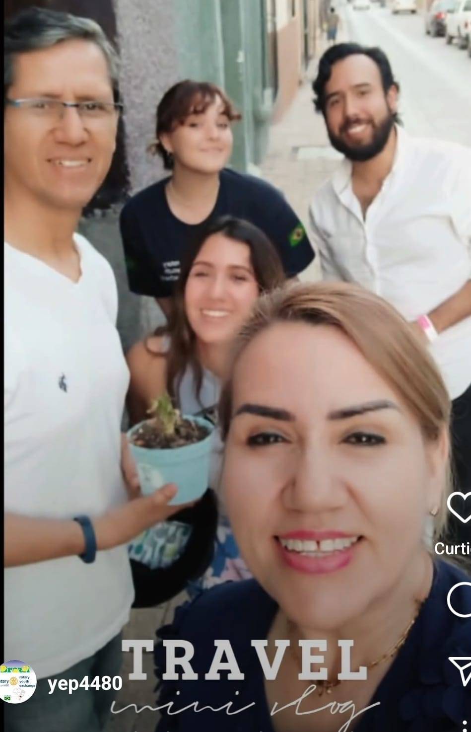 Nossa jovem Gabriela, que está em Monclova, México. Realizou um passeio com sua nova família hospedeira na cidade de Parras