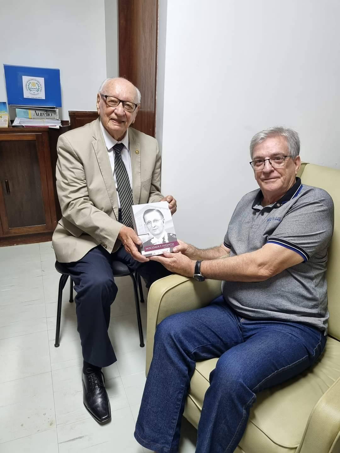 Gov. Israel Alfonso:  Hoje, Eula e eu, tivemos o privilégio de nos reunir com o Dr. Geraldo Leite, presidente do Conselho da Fundação José Silveira, que administra vários hospitais na Bahia e presidente da Academia Brasileira Rotária de Letras