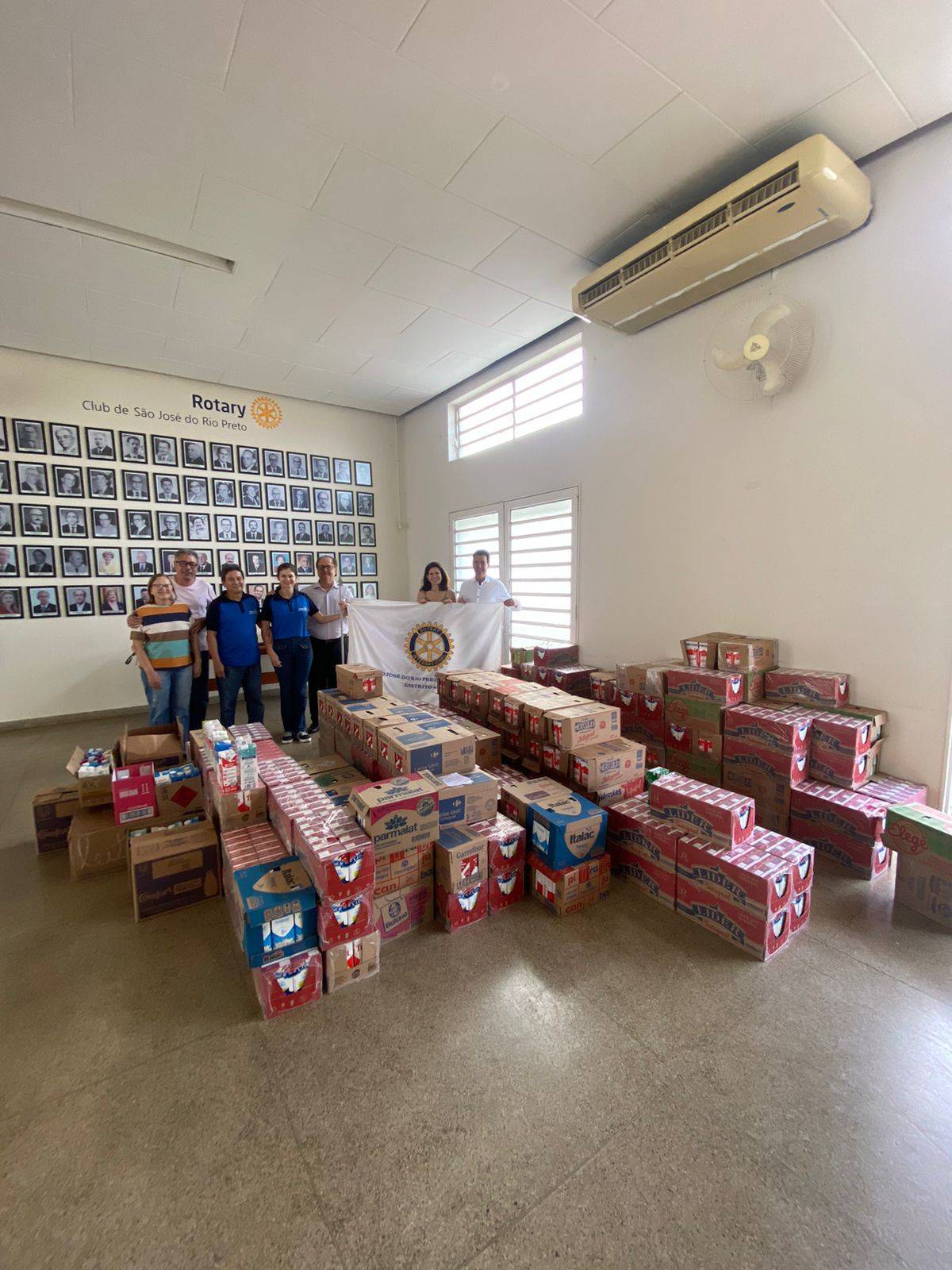 Doação de mais de 3000 litros de leite do Rotary Clubs de São José do Rio Preto.
