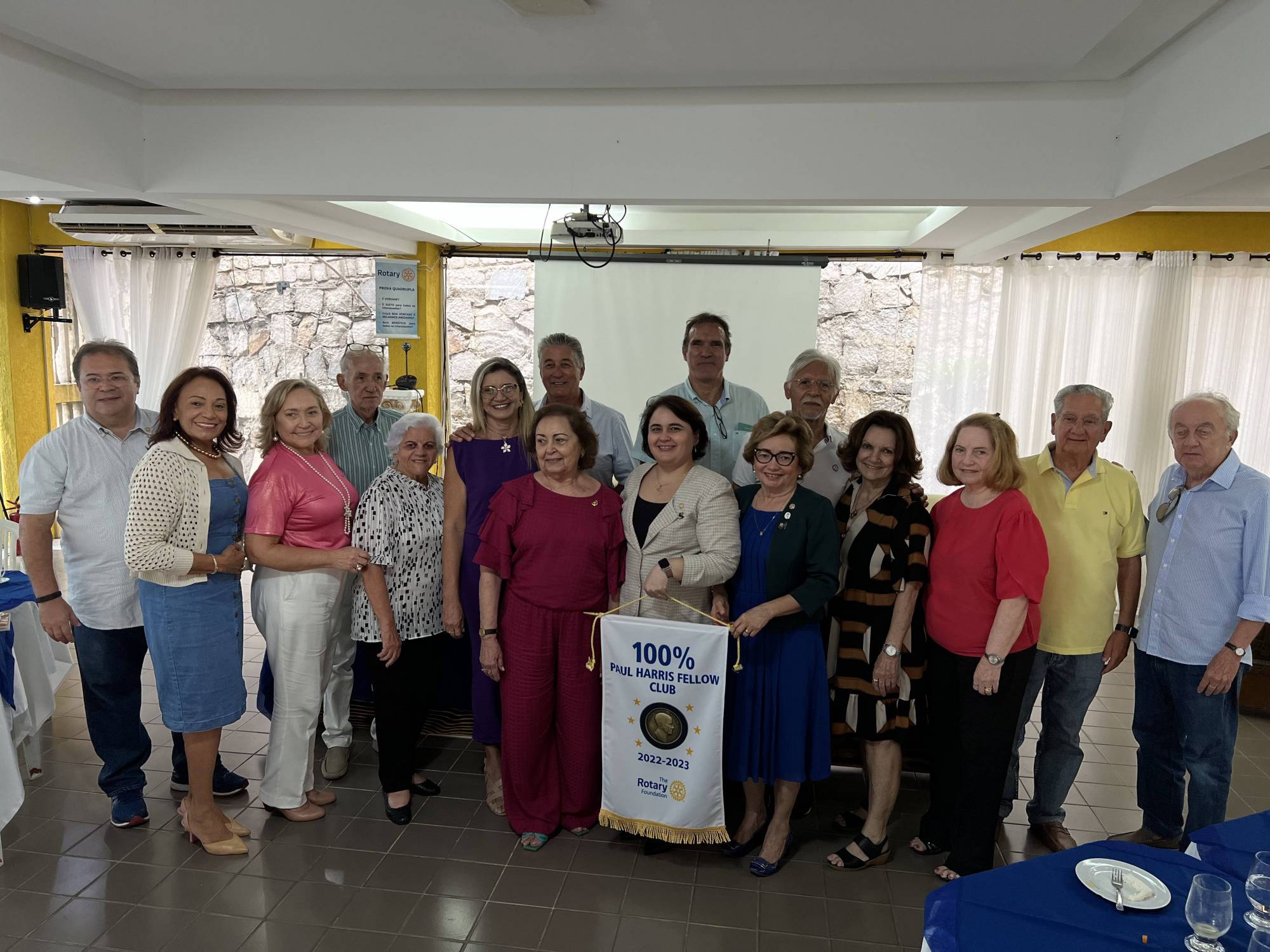 RC Natal recebe flâmula de 100% Paul Harris. 