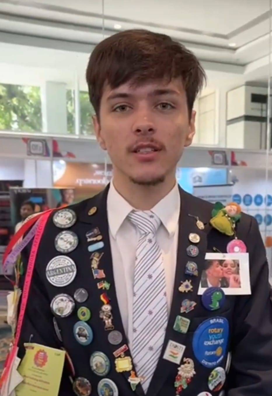 Nosso jovem Lukas Zimmermman enviou sua entrevista durante a conferência do Distrito 3142, na cidade de Thane East