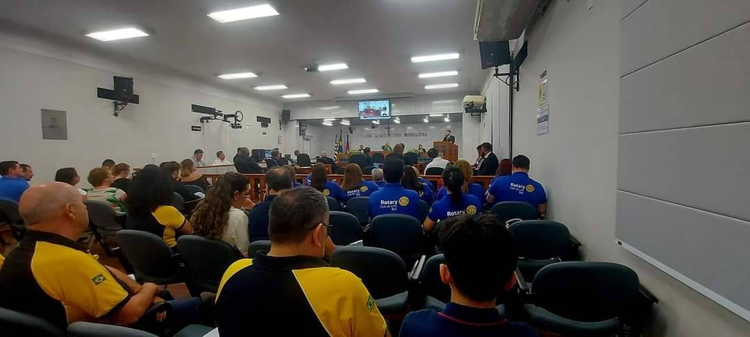 Hoje, 23 de março, quinta-feira a Câmara Municipal de Lins, através de requerimento da vereadora Carol Souto foi realizado uma Sessão Solene em Homenagem aos 100 anos de Rotary no Brasil 