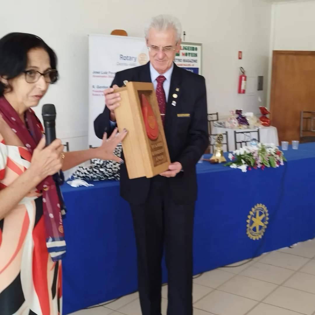 Casal Gov. 2023-24 Pavam e Rita apresentam o cofre para a campanha do Polio Plus.