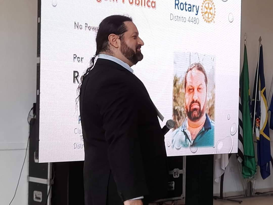 Companheiro Rafael Zanin realizando palestra sobre o tema Imagem Pública no Treinamento GATs/PETs Gestão 2023/24 que será presidido pelo casal José Luiz Pavam/Rita de Cássia