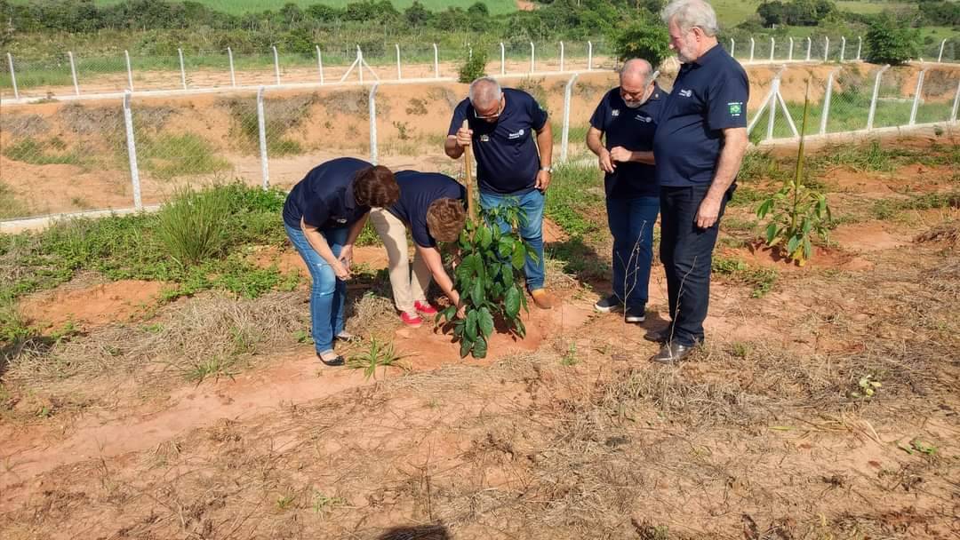 Na manhã deste Domingo (26/03) alguns companheiros (as) do Rotary Club de Cafelândia estiveram presentes no novo Residencial Angelina Alamino.