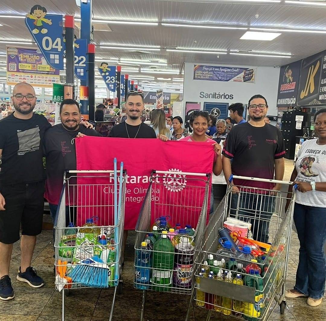  Rotaract de Olímpia Integração: No domingo, 26, a segunda turma do Curso de Oratória foi ao mercado fazer sua arrecadação de materiais de limpeza para serem doados ao Instituto Renascer.