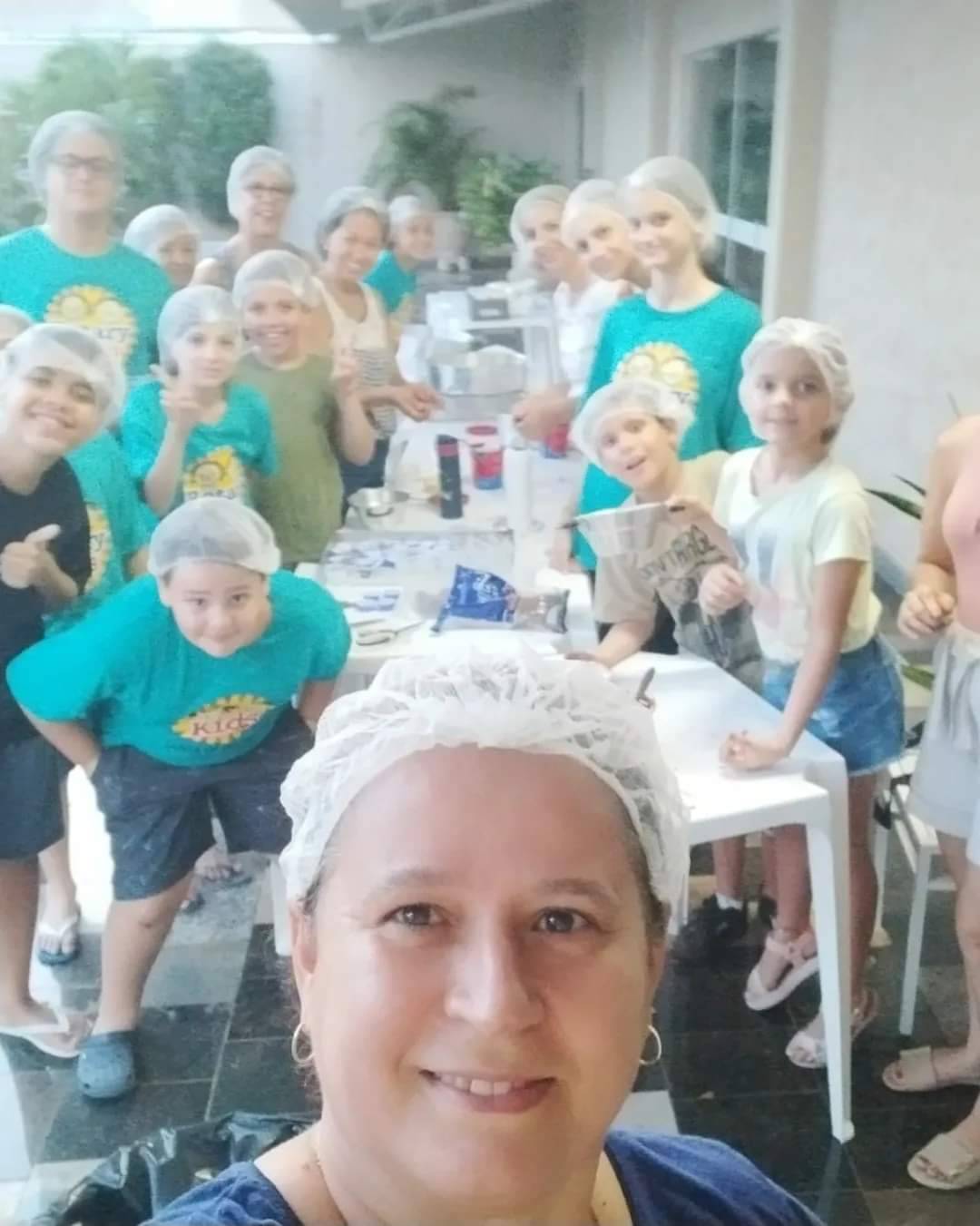 O Rotary kids preparou os brigadeiros para vender no comércio central no sábado a partir das 9h