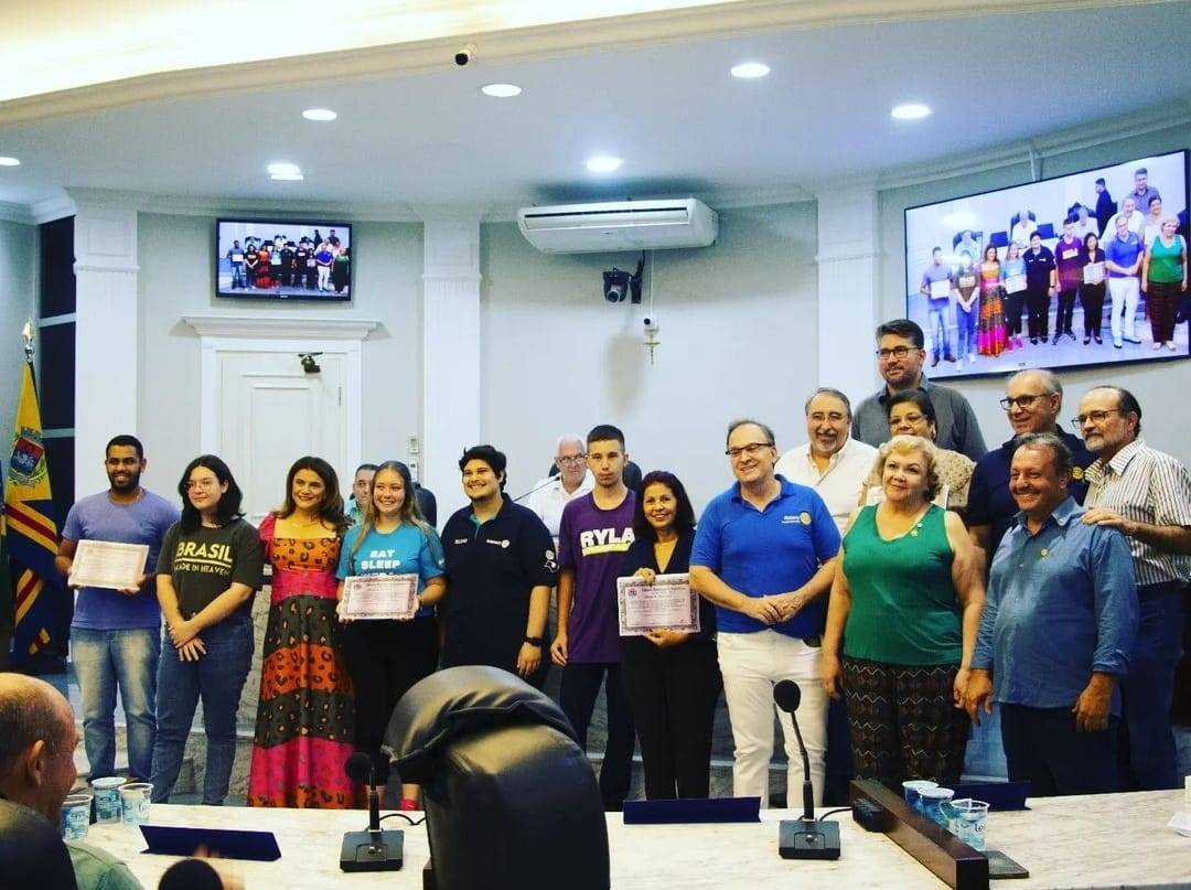 Fotógrafo Marcio Costa: Rolou ontem (30) uma homenagem aos rotarianos pela passagem do Dia do Rotariano aos Rotarys, Rotaract e o Interact. 