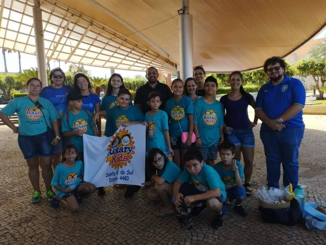 E o Rotary Kids de Santa Fé do Sul, após a confecção e preparação de brigadeiros, realizaram a venda no sábado dia 1 de abril.