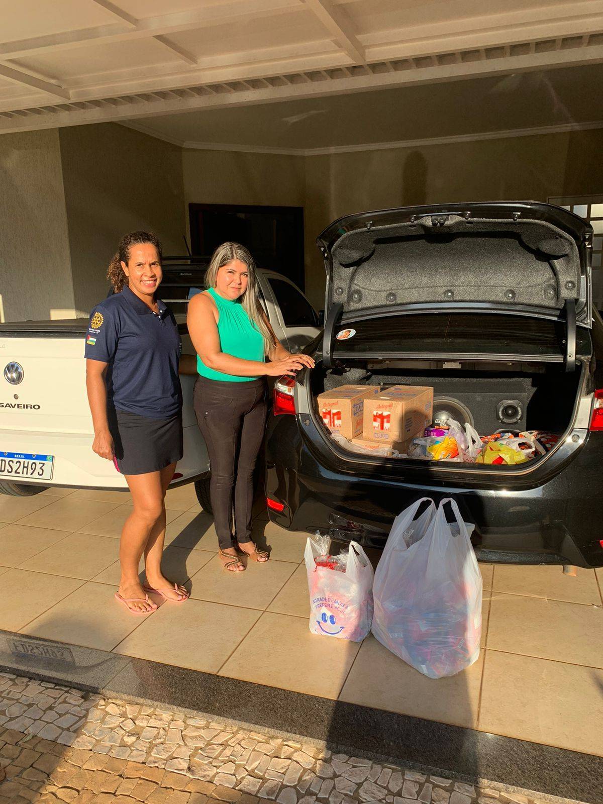 No dia 03 de abril o Rotary Club de Guaiçara fez doação de alimentos , leite, sacolinhas da Páscoa para o Lar dos  idosos de Lins.