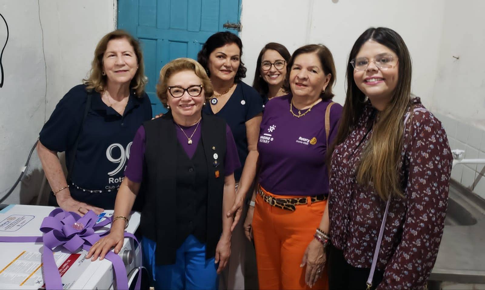 Entrega de máquina de lavar roupas à Escola Rotary