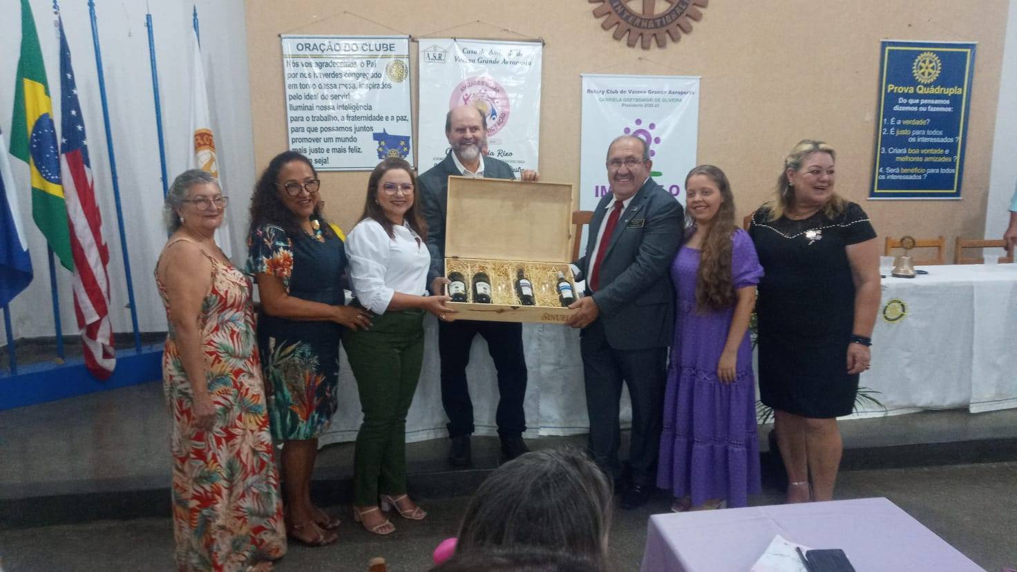 Rotary's de Várzea Grande reúnem-se para receber Governador Distrital