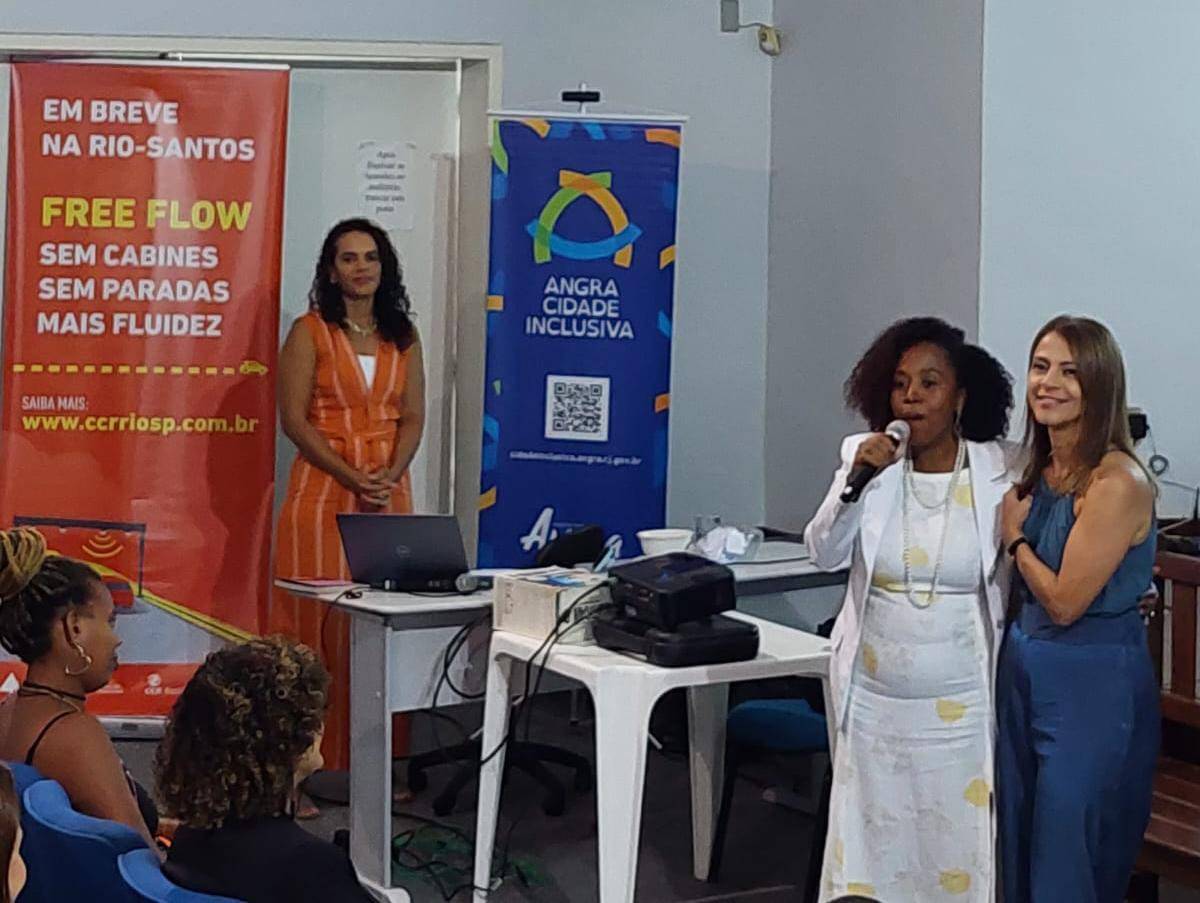 Coa. Roberta Ferreira, coautora do livro "Mulheres que transformam mulheres", junto à secretária Sônia Mesquita, próxima presidente do RC de Angra dos Reis.