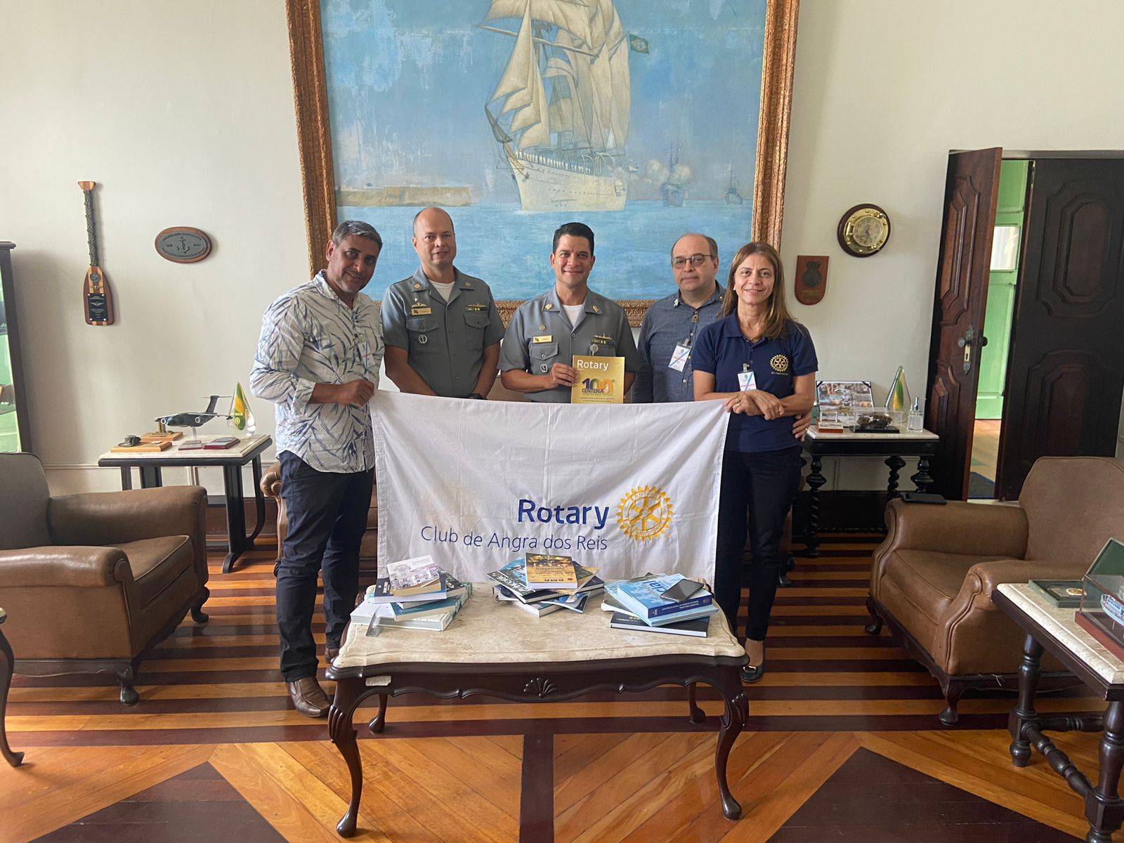 O presidente do Colégio Naval Poppius recebe associados do RC de Angra dos Reis para traçarem ações em parceria.