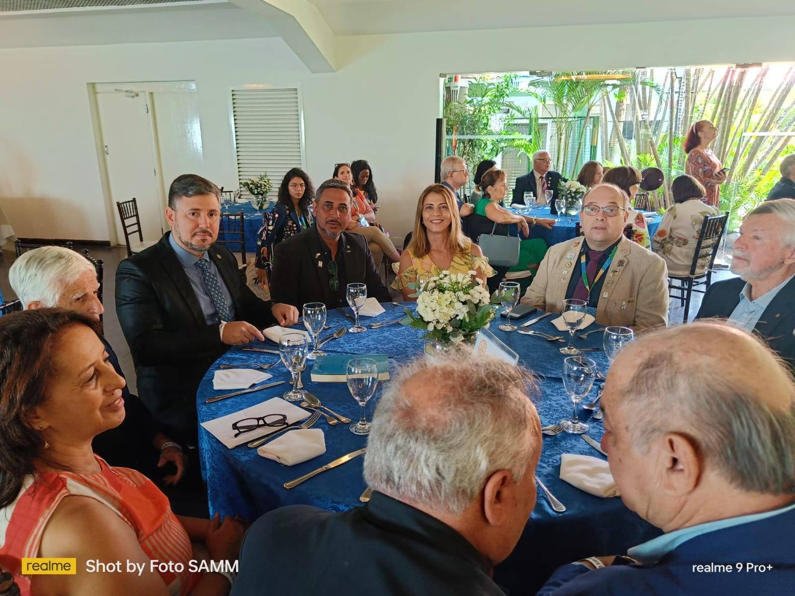 Presidente do RC de Angra dos Reis, Josemar de Araújo junto a diversas companheiros em festiva do Centenário do Rotary no Brasil no RC do Rio de Janeiro.