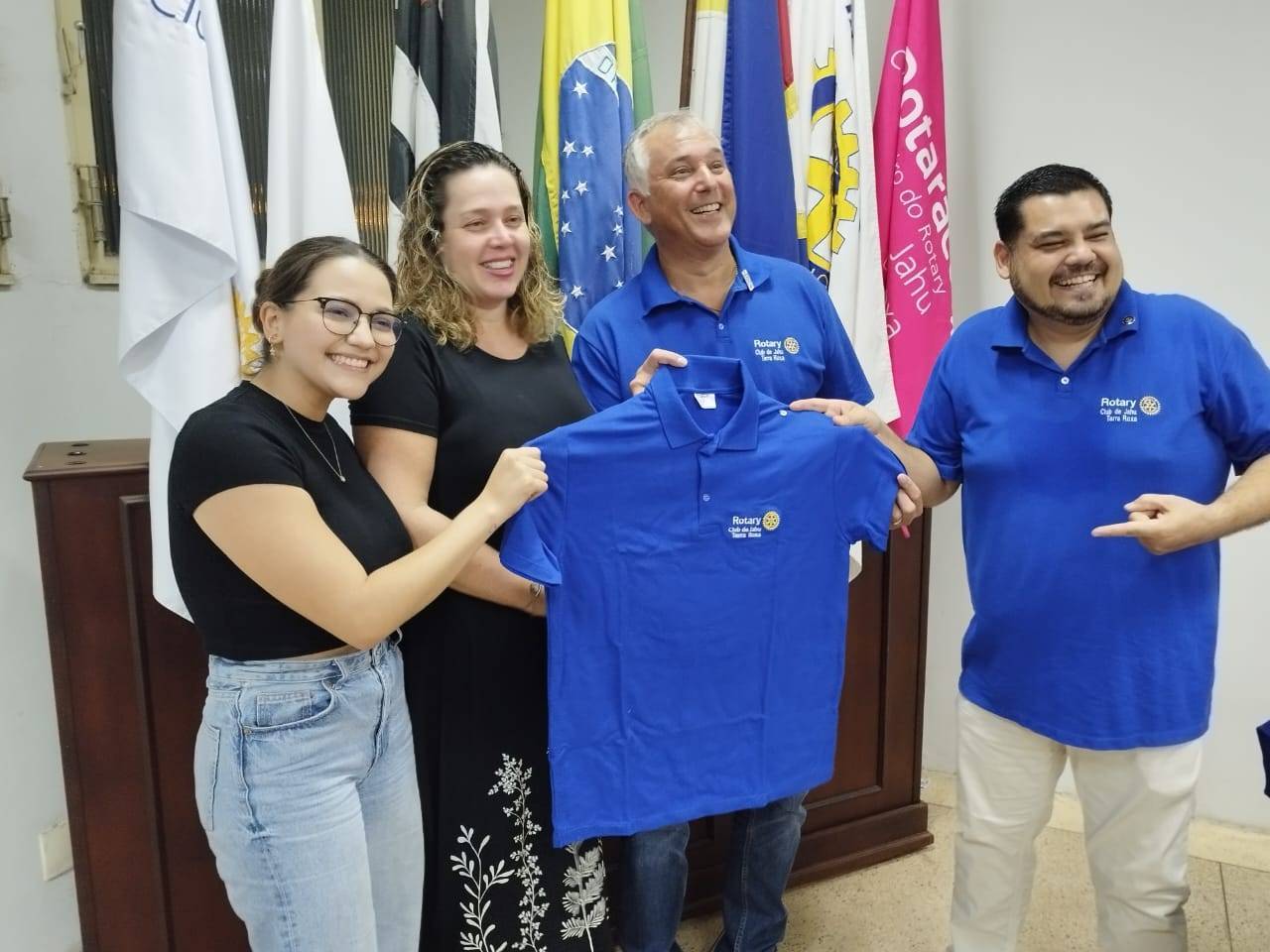 Noite de chegadas e partidas no Rotary Club de Jahu Terra Roxa.