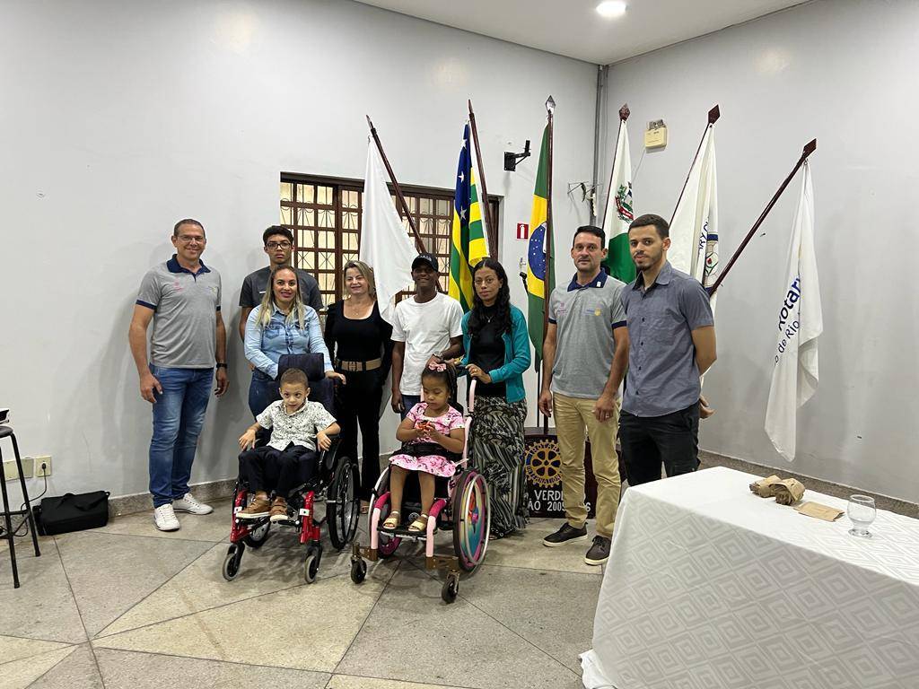 Companheiro Marconis e Ricardo Nobre em ação - Entrega de cadeiras de rodas especiais.