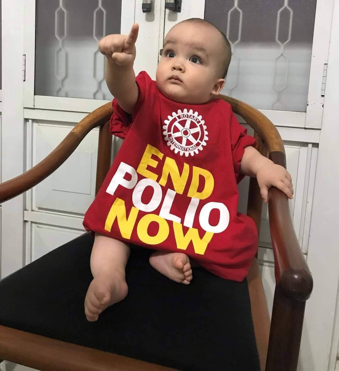 Bebê fofo passando na sua timeline para lembrar a importância da vacinação contra a #poliomielite. 