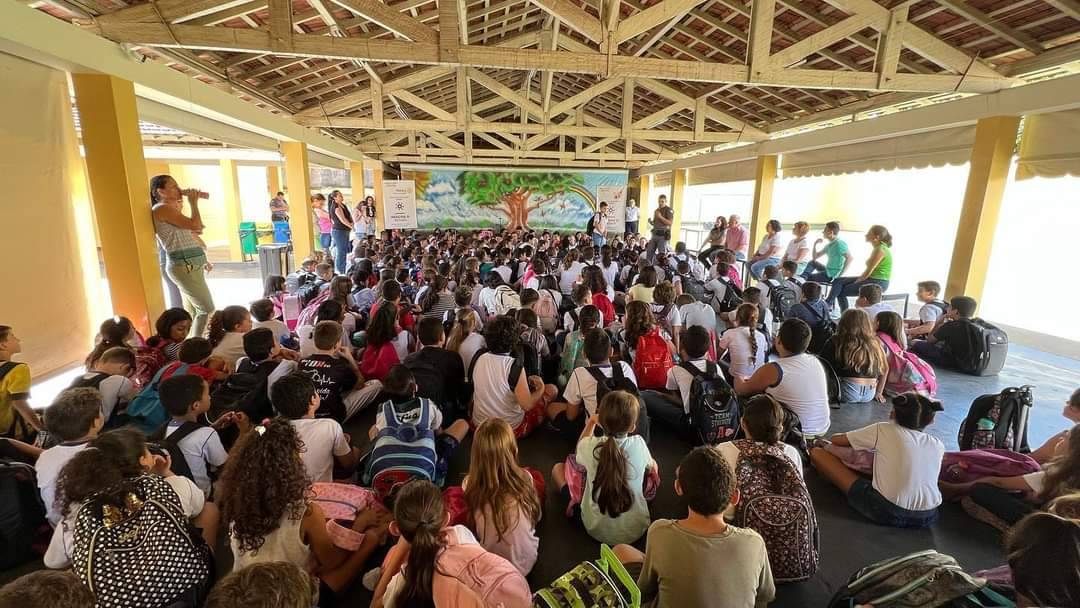 A Família Rotária de Itápolis esteve presente hoje, 19.04.23, na EE Prof. Júlio Ascânio Mallet em apoio aos Policiais Militares, Soldado Claro e Soldado Ricardo, que realizaram um bate papo com os alunos sobre benefícios e malefícios das redes sociais