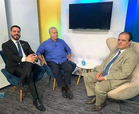 O Governador Murillo Alvarez Alves e o presidente Eduardo Nascimento no primeiro programa de TV sobre o Rotary