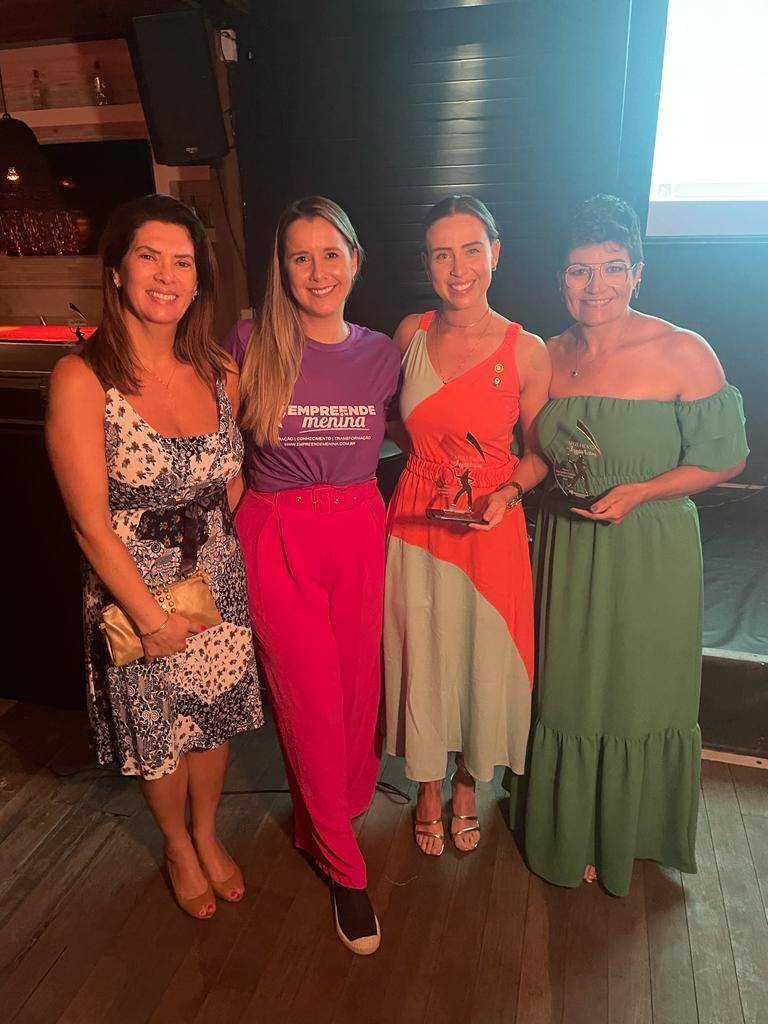 Presidente Mauren Piegas, juntamente com a companheira Silvana Osband e a GA Luciana Duarte, recebendo o troféu pelas mãos de Helena Assumpção.