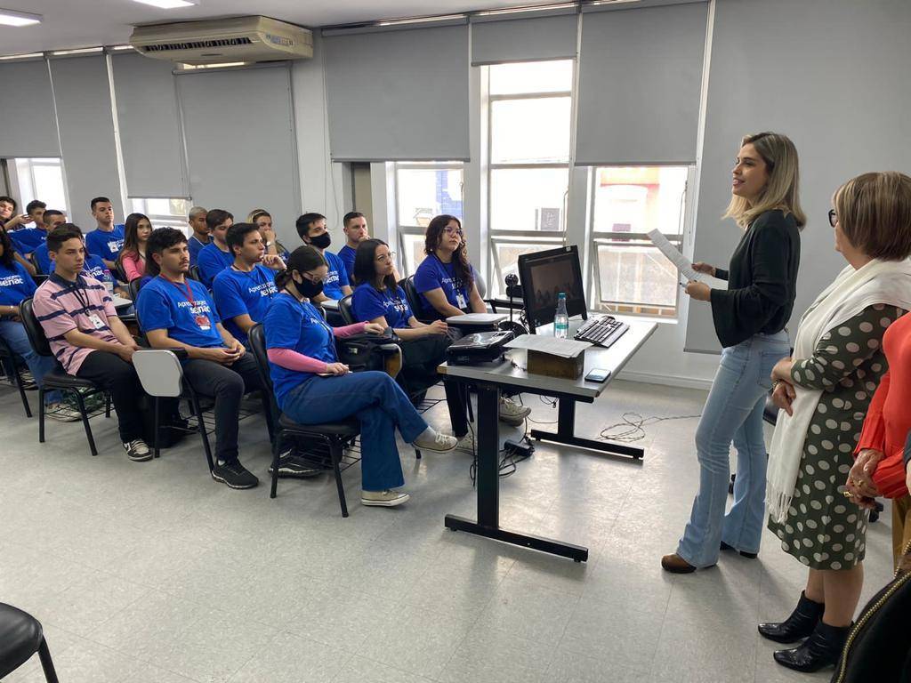 Companheira Carla Melo apresentando o Projeto - Jovem Aprendiz Destaque RC de Bagé Pampa a turma do SENAC - Bagé e Dom Pedrito.