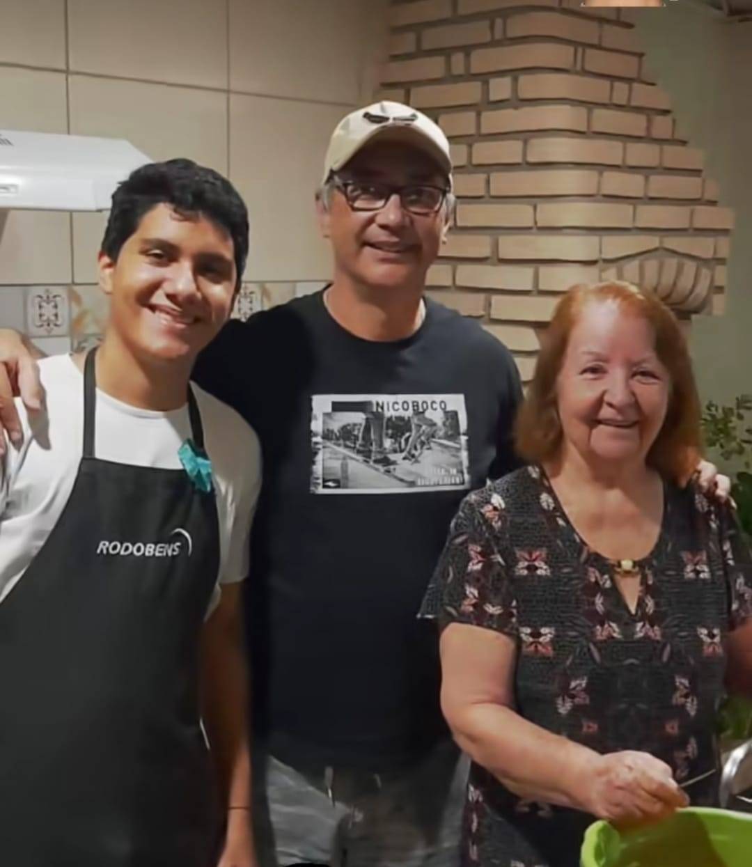 YEP 4480: Nosso jovem colombiano Camilo, ofereceu um jantar ao seu conselheiro e sua família com pratos típicos da Colômbia